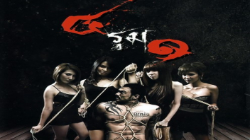 หนังโป่xxxไทย เรทอาร์ 18+ เรื่อง 4 รุม 1 สี่สาวสวาทเปิดฉากมาก็รุมเย็ดสวิงกิ้งหนุ่มกล้ามโตเลย แย่งกันอมควยแล้วผลัดกันเอาหีขย่มเห็นแล้วอิจฉา