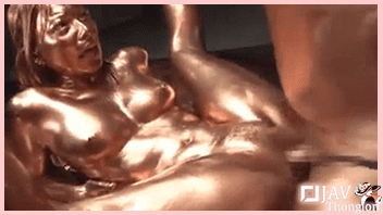 หนังxญี่ปุ่นไม่เซ็นเซอร์ Ai Uehara ดาราเอวีสาวลีลาเย็ดเด็ด ไอ อุเอฮาระ รับบทเป็นสาวมัธยมสุดเงี่ยน xxx โดนเอาสีมาทาท่วมตัวเป็นมนุษย์ทองแดงสุดเซ็กซี่ นอนเอาไวเบรเตอร์สั่นหีช่วยตัวเอง แล้วโดนหนุ่มควยใหญ่เบ็ดหี ก่อนเอาควยทะลวงหีตะแคงเย็ดมิดด้าม แล้วโดนกระซวกหีท่าหมาดังตับๆๆจนน้ำหีพุ่งกระฉูดแตกเต็มจอ