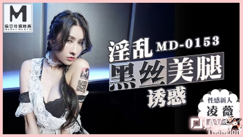 หนังเอวีจีน MD-0153 สองหนุ่มมาร้องคาราโอเกะ เลยเรียกสาวเอนเตอร์เทนมา Ling Wei แล้วให้ใส่ชุดคอสเพลย์ ก่อนเอานิ้วเกี่ยวเบ็ดติ้วหีชวนเงี่ยน แล้วจับเย็ดสดในห้องคาราโอเกะ ผลัดกันกระแทกหีรุมสวิงกิ้งซอยยิกๆ จนน้ำเงี่ยนแตกเต็มรู